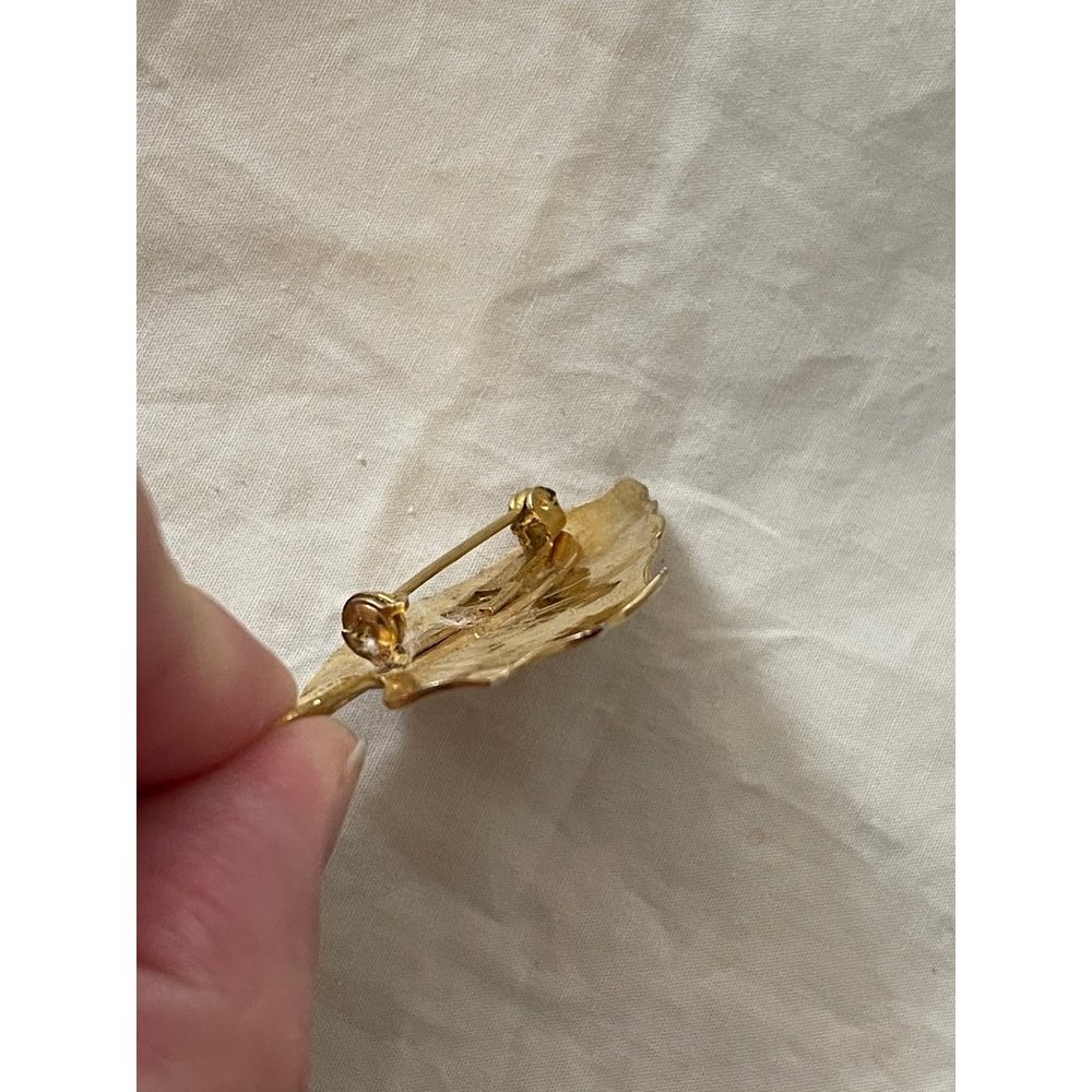 Vintage Gold-tone Lightweight Leaf Brooch - Picture 4 of 12